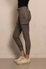 Afbeelding in Gallery-weergave laden, ZHRILL CARGO BROEK DAISEY leopard print brown