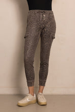 Afbeelding in Gallery-weergave laden, ZHRILL CARGO BROEK DAISEY leopard print brown