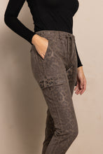 Afbeelding in Gallery-weergave laden, ZHRILL CARGO BROEK DAISEY leopard print brown