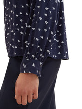 Afbeelding in Gallery-weergave laden, TOM TAILOR PRINTED BLOUSE WITH BOAT NECK navy minimal print