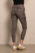 Afbeelding in Gallery-weergave laden, ZHRILL CARGO BROEK DAISEY leopard print brown
