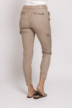 Afbeelding in Gallery-weergave laden, ZHRILL CARGO PANTS DAISEY sand
