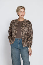 Load image into Gallery viewer, ZHRILL JACKET LILLA LUIPAARD PRINT sand/beige/taupe
