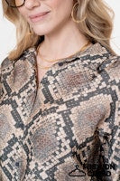 Load image into Gallery viewer, GEISHA BLOUSE ANIMAL black/sand
