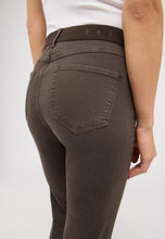 Afbeelding in Gallery-weergave laden, ANGELS JEANS ORNELLA SPORTY 7/8 SLIM FIT chocolate used
