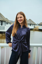 Afbeelding in Gallery-weergave laden, FREEQUENT BLOUSE DOVE SATEEN KNOT DETAIL nightshade
