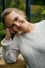 Afbeelding in Gallery-weergave laden, FREEQUENT PULLOVER CLARRY HOLE PATTERN moonbeam
