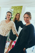 Afbeelding in Gallery-weergave laden, FREEQUENT SHIRT NOLLA JERSEY WITH SEQUIN AND FEATHER YARN moonbeam w. gold
