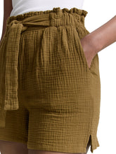 Afbeelding in Gallery-weergave laden, TOM TAILOR DENIM TEXTURED SOFT SHORTS golden olive green

