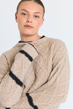 Afbeelding in Gallery-weergave laden, FREEQUENT PULLOVER HIRO CABLE STRIPE PATTERN desert taupe mel. w. black
