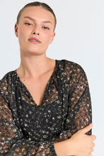 Load image into Gallery viewer, FREEQUENT BLOUSE SANDA PRINTED DOBBY FABRIC black w. kombu green
