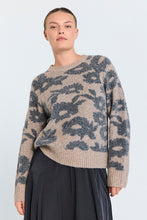 Afbeelding in Gallery-weergave laden, FREEQUENT PULLOVER PANTEA JACQUARD METALLIC FEATHER YARN morel mel. w. med. grey mel.
