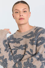 Afbeelding in Gallery-weergave laden, FREEQUENT PULLOVER PANTEA JACQUARD METALLIC FEATHER YARN morel mel. w. med. grey mel.
