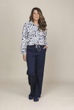 Afbeelding in Gallery-weergave laden, ZOSO TRAVEL BLOUSE FRESCA off white/navy
