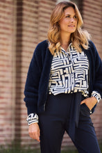 Afbeelding in Gallery-weergave laden, ZOSO TRAVEL BLOUSE FRESCA off white/navy
