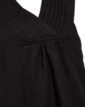Afbeelding in Gallery-weergave laden, FREEQUENT LAVA TOP V-NECK PINTUCKS DETAIL black
