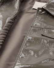 Afbeelding in Gallery-weergave laden, FGREEQUENT WAISTCOAT TRINE GLOSSY FAUX LEATHER morel
